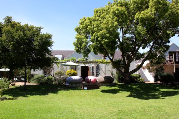 Genügend Platz im Gästehaus Südafrika Garten für Yoga oder entspannende Stunden.